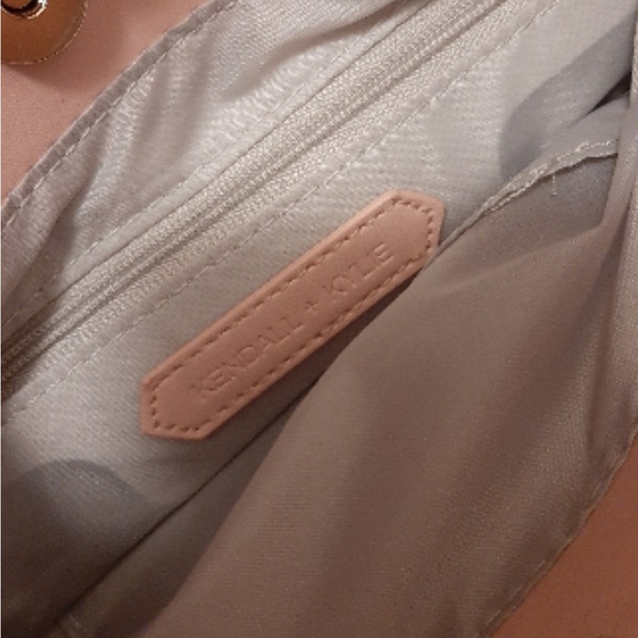 Kendall & Kylie, pink purse 👛 - Picture 2 of 7